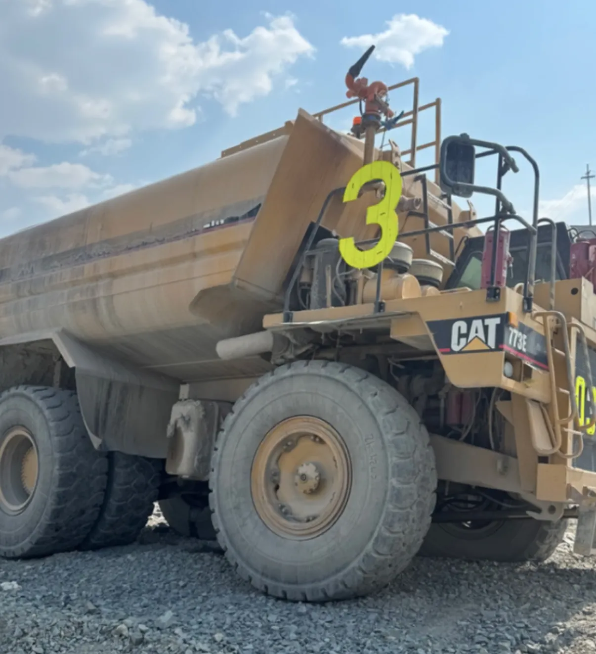 2004 CAT 773E WATER TRUCK photo 2 of 2